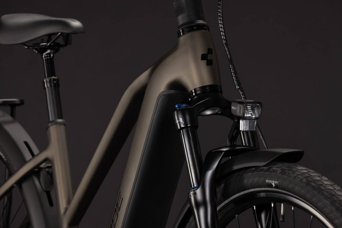 Cube Touring Hybrid Pro 800 metallicumbra´n´black 2027 Trapeze