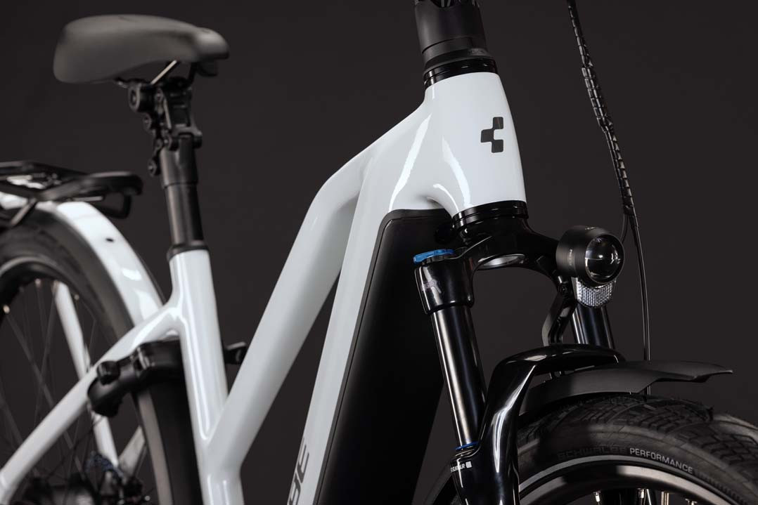 Cube Kathmandu Hybrid Deluxe Pro 800 metallicwhite´n´chrome 2027 Trapeze