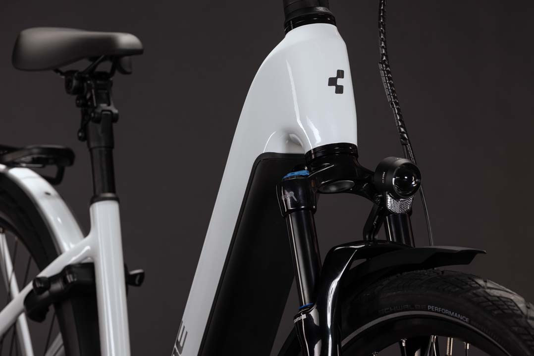 Cube Kathmandu Hybrid Deluxe Pro 800 metallicwhite´n´chrome 2027 Easy Entry