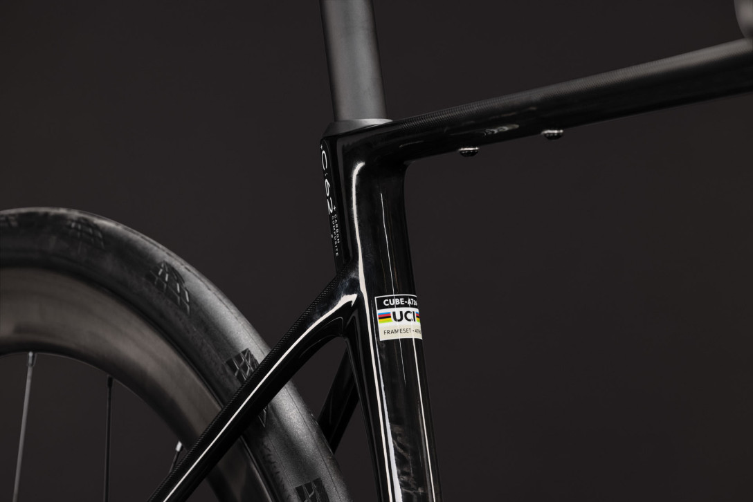 Cube Attain C:62 SLT carbon´n´white 2027
